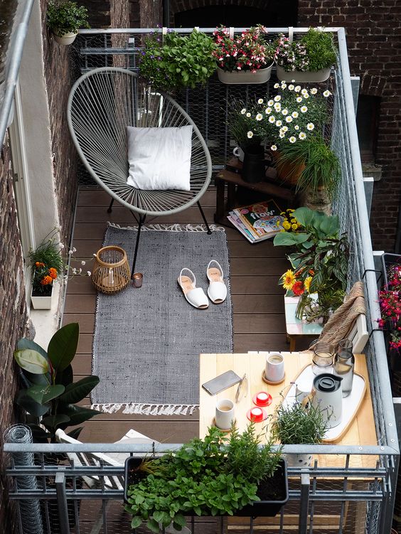 Thiết kế không gian cà phê lãng mạn trên ban công nhỏ xinh